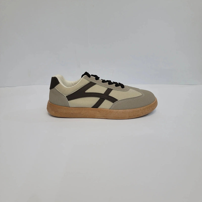 Cross B. beige low-top sneaker with star patch, front view
