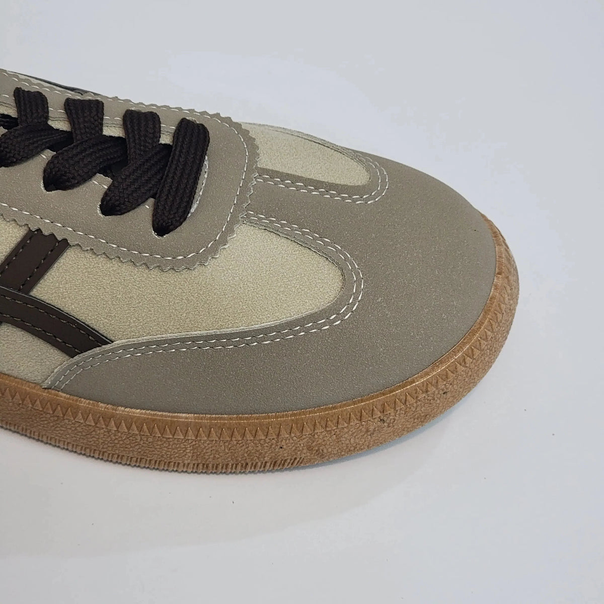 Cross B. beige low-top sneaker, close-up of star patch and toe cap