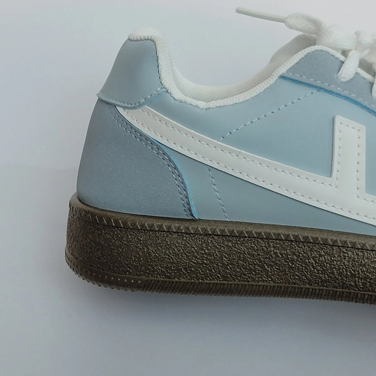 Cross B. blue retro panelled sneaker, close-up of stitching and sole