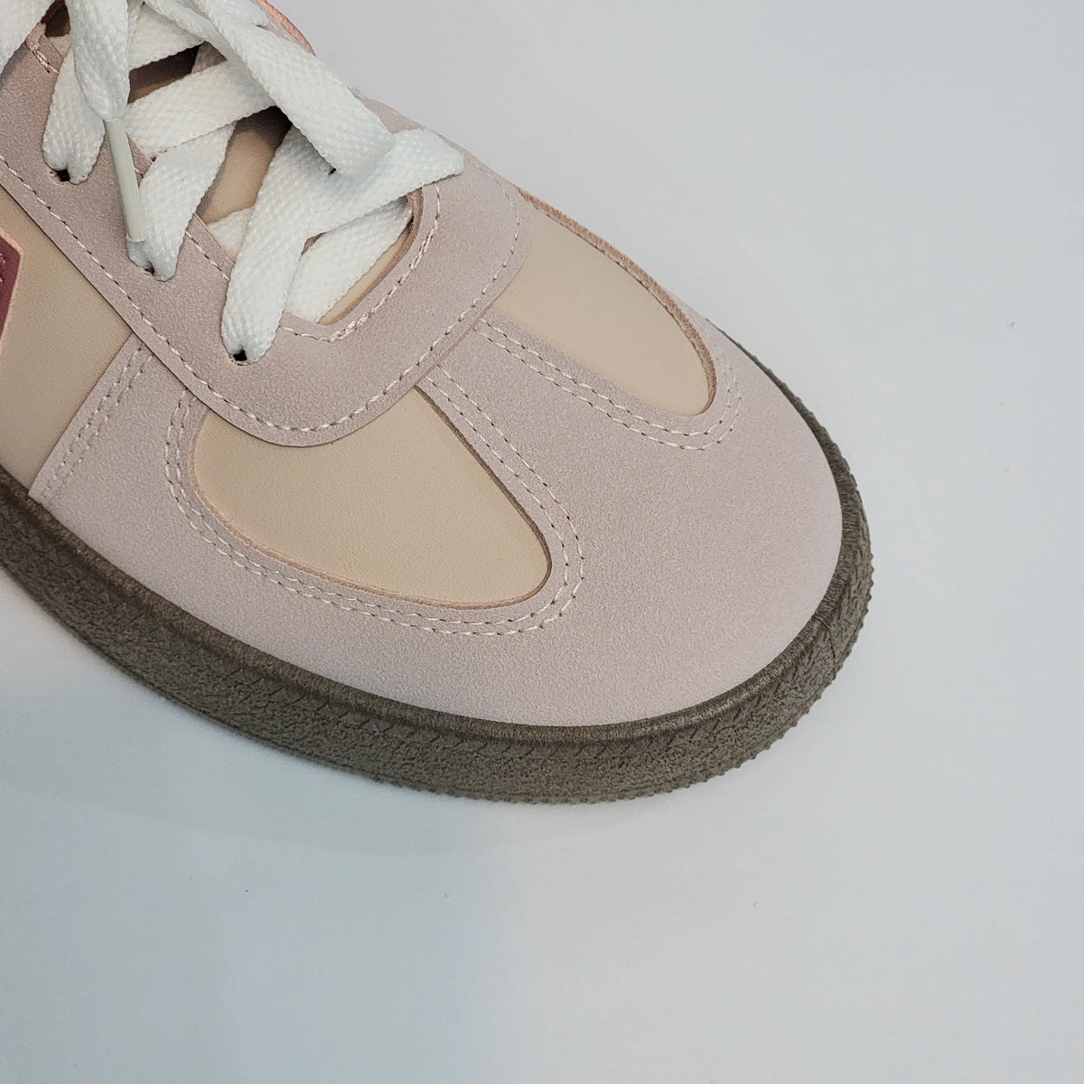 Cross B. pink retro panelled sneaker, close-up of stitching and sole