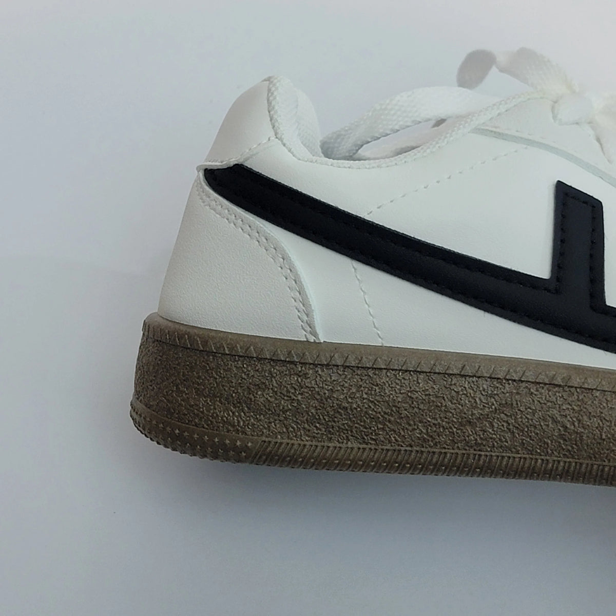 Cross B. white retro panelled sneaker, close-up of stitching and sole