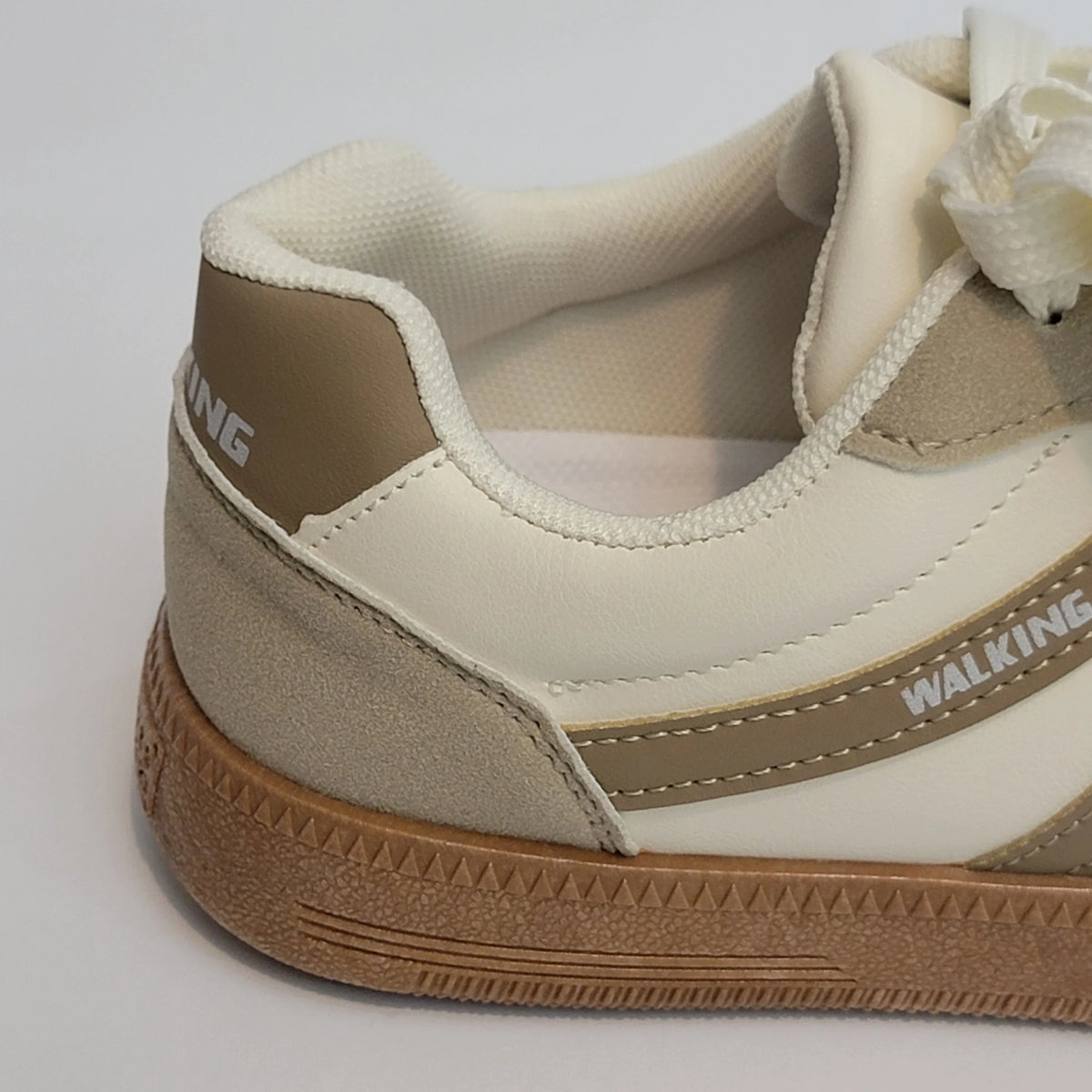 Cross B. beige classic lace-up sneaker, close-up of textured sole
