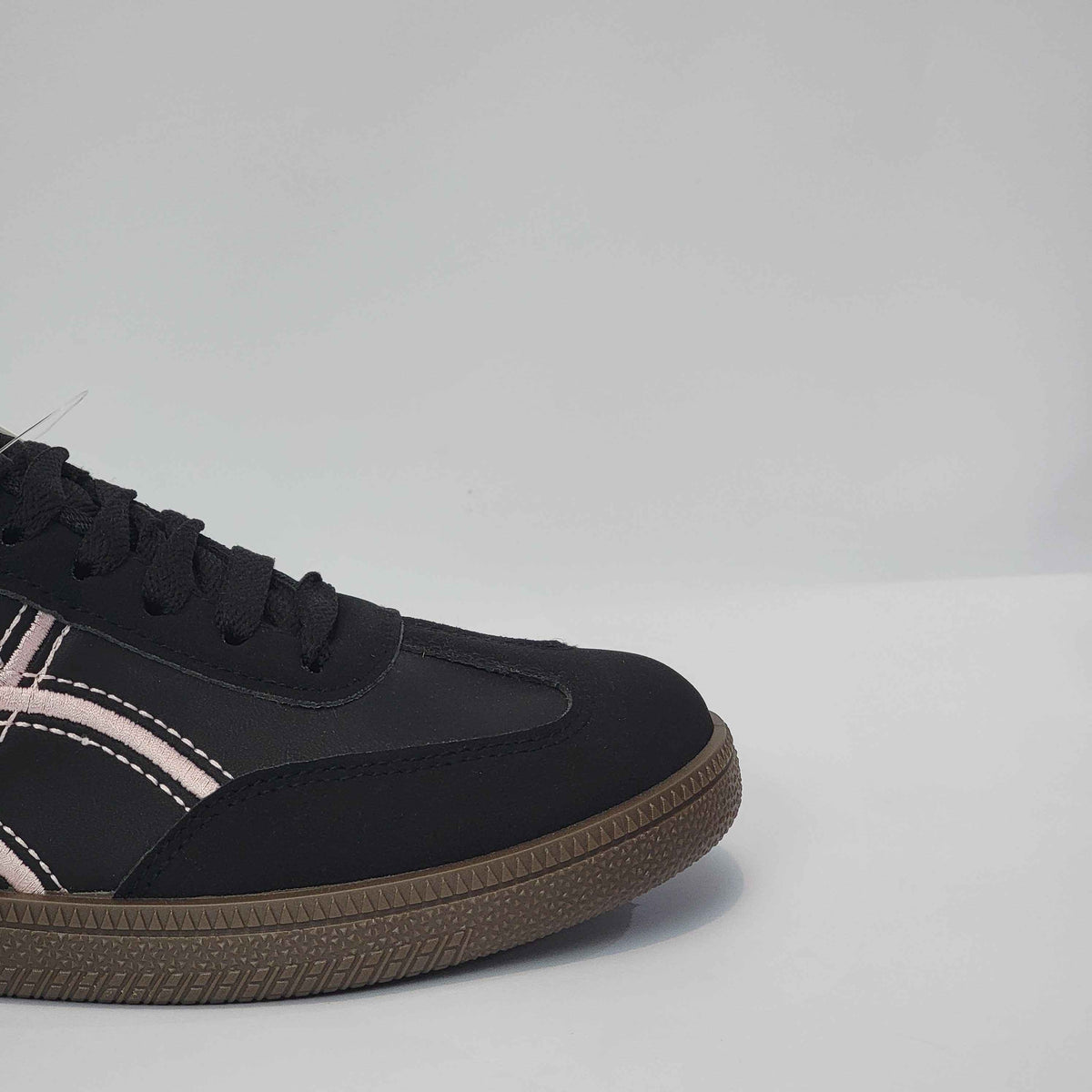 Deluxe Cross-Stripe Low-Top Runners