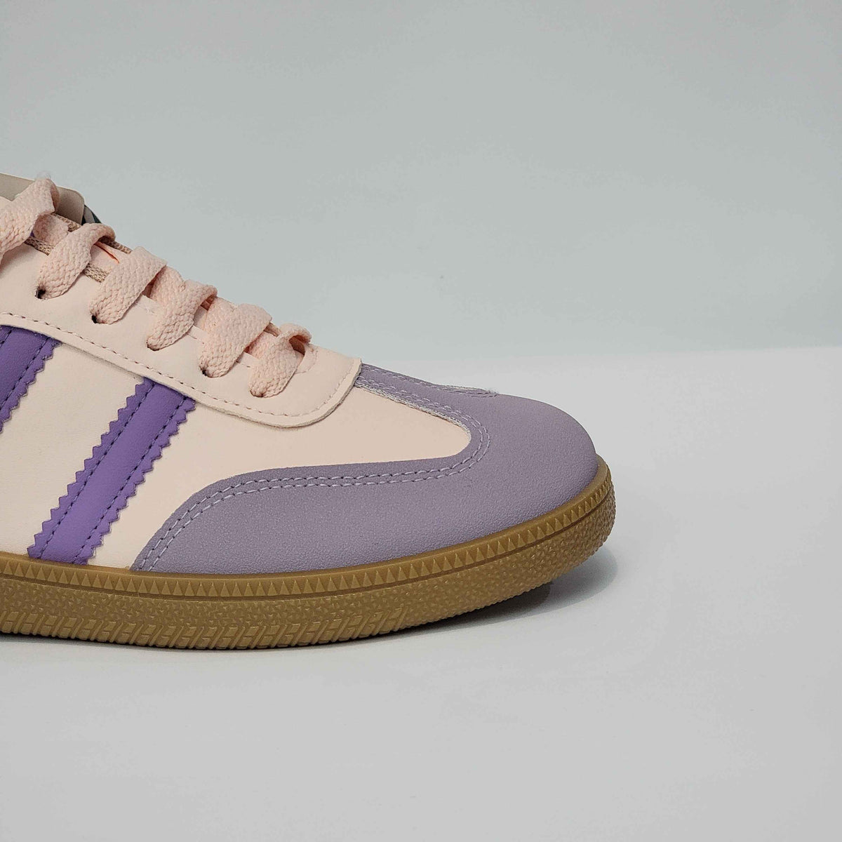 Deluxe Two-Stripe Low-Top Runners