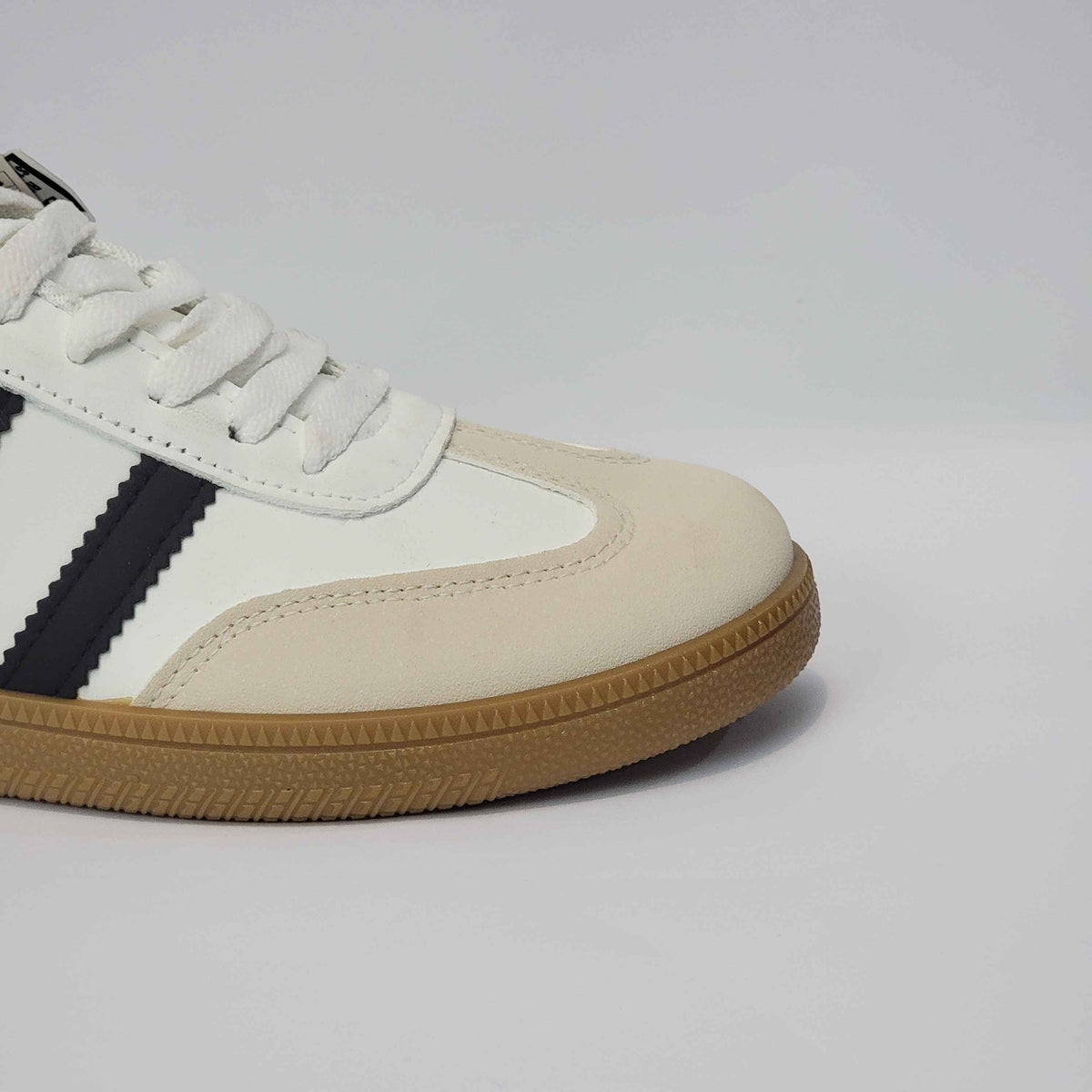 Deluxe Two-Stripe Low-Top Runners