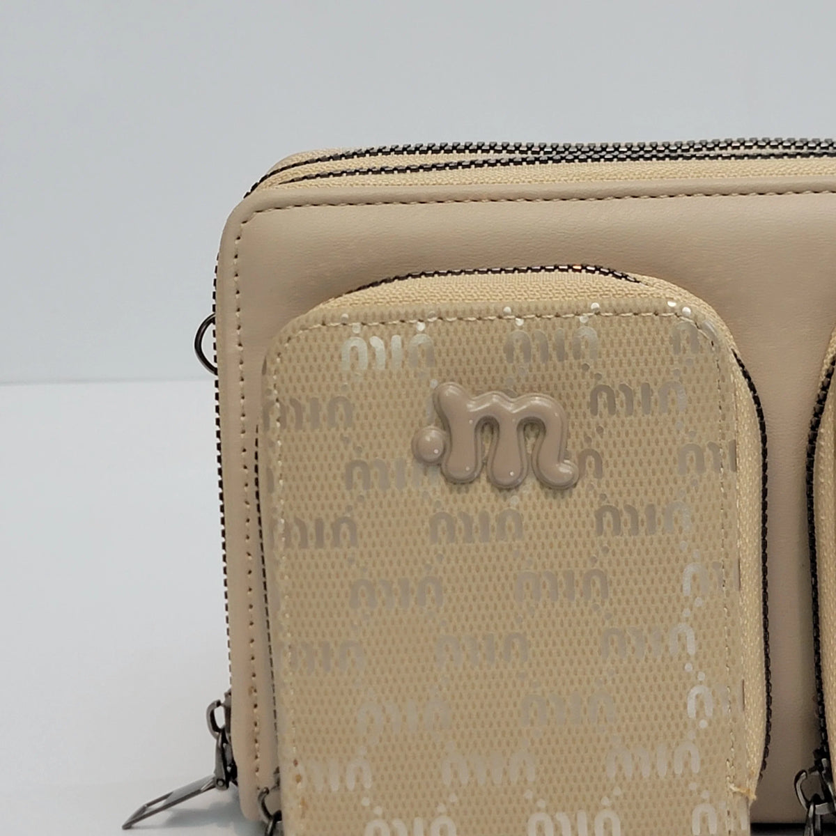 Cross B. light beige crossbody bag, close-up of front pockets and strap