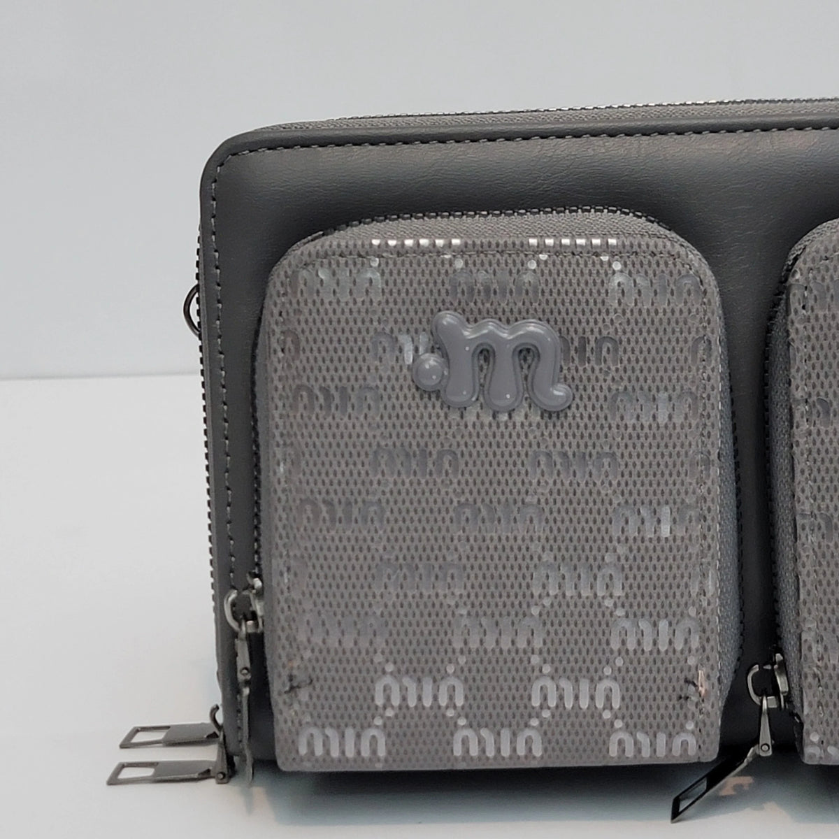 Cross B. gray crossbody bag, close-up of front pockets and strap