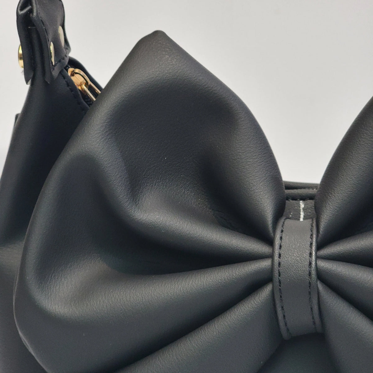 Cross B. bow-detail shoulder bag, close-up of bow and hardware